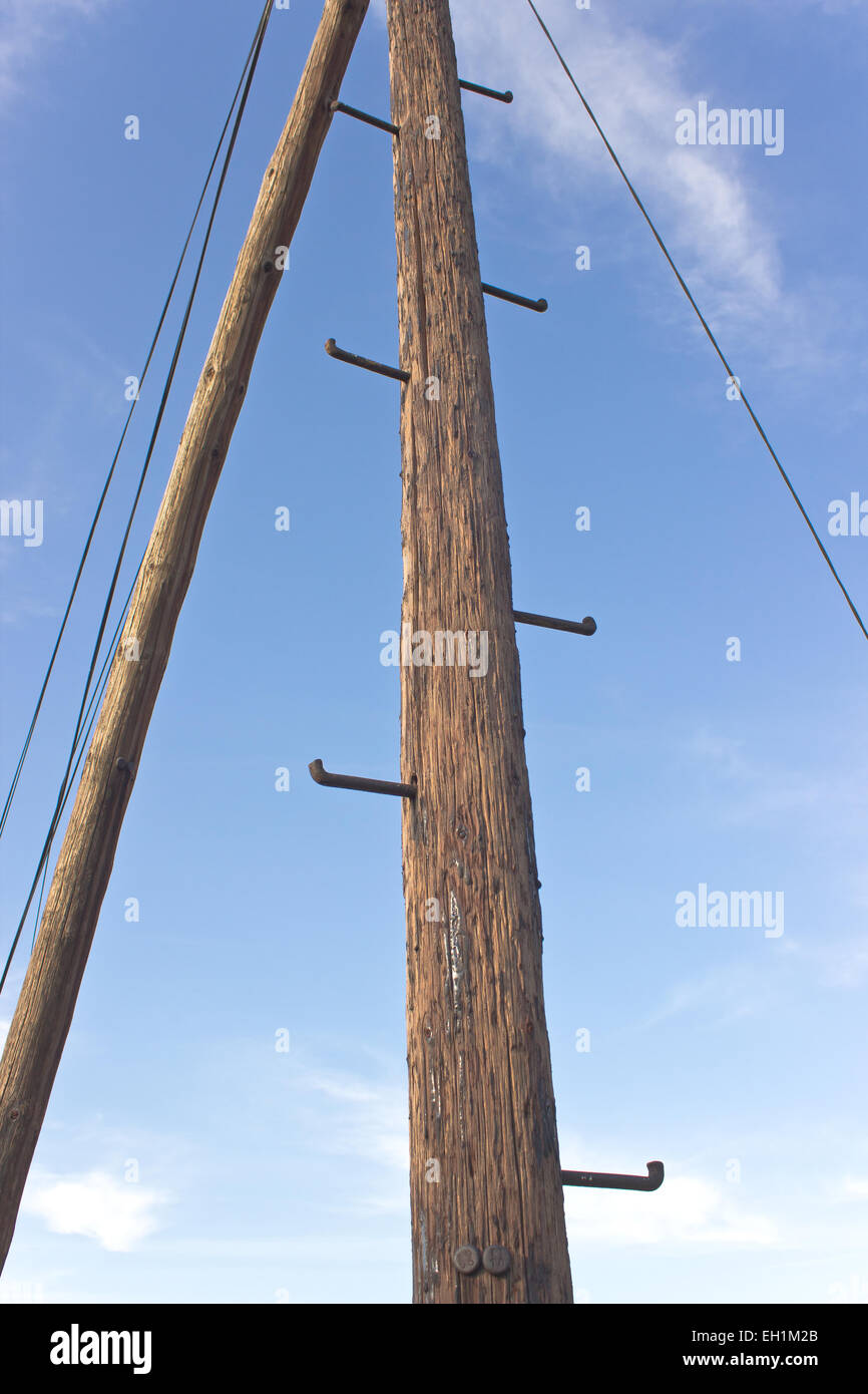 Alte hölzerne Telefonmast mit Sprossen zum Klettern über sky Stockfoto