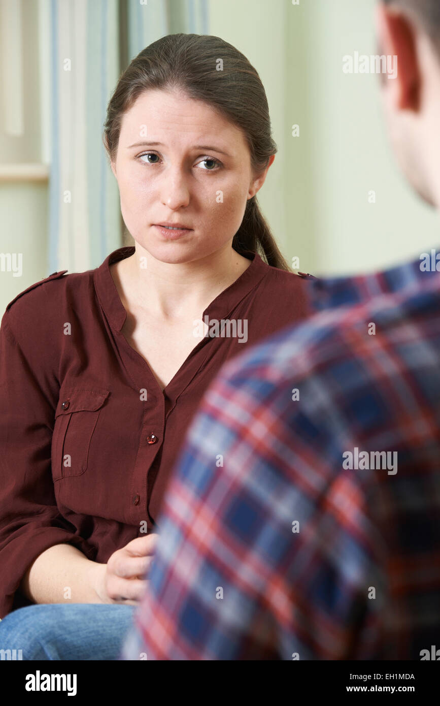 Depressive junge Frau im Gespräch mit Berater Stockfoto