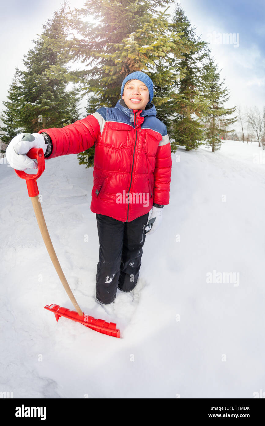 Arabische Jungen mit Schaufel im Winter tagsüber Stockfoto