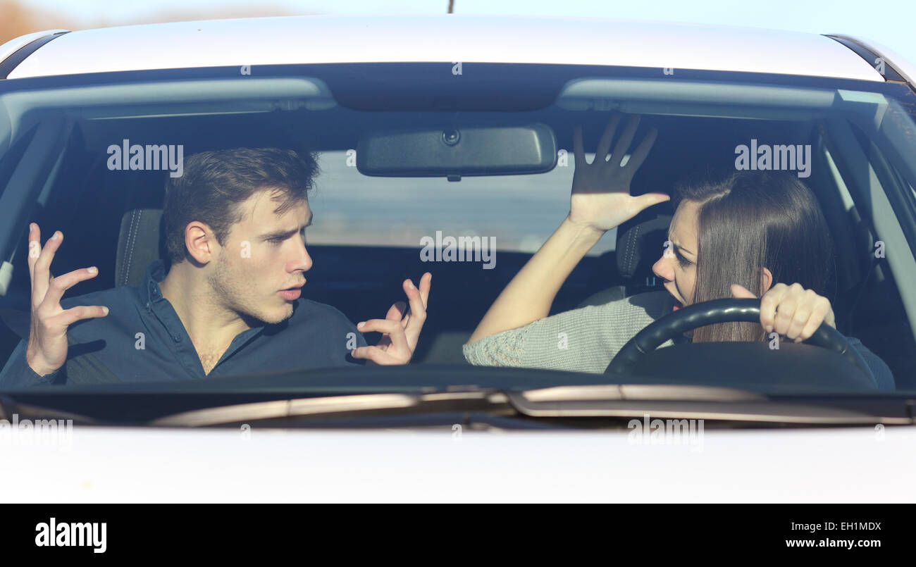 Paar streiten, während sie ein Auto in einer gefährlichen Situation fährt Stockfoto