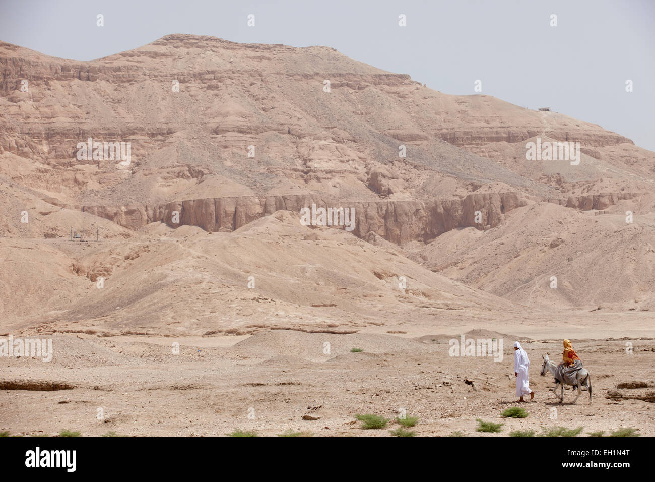 Eine Schauspielerin in Tracht, die eine Rolle in der Nähe von das Tal der Königinnen, Luxor, Ägypten Stockfoto