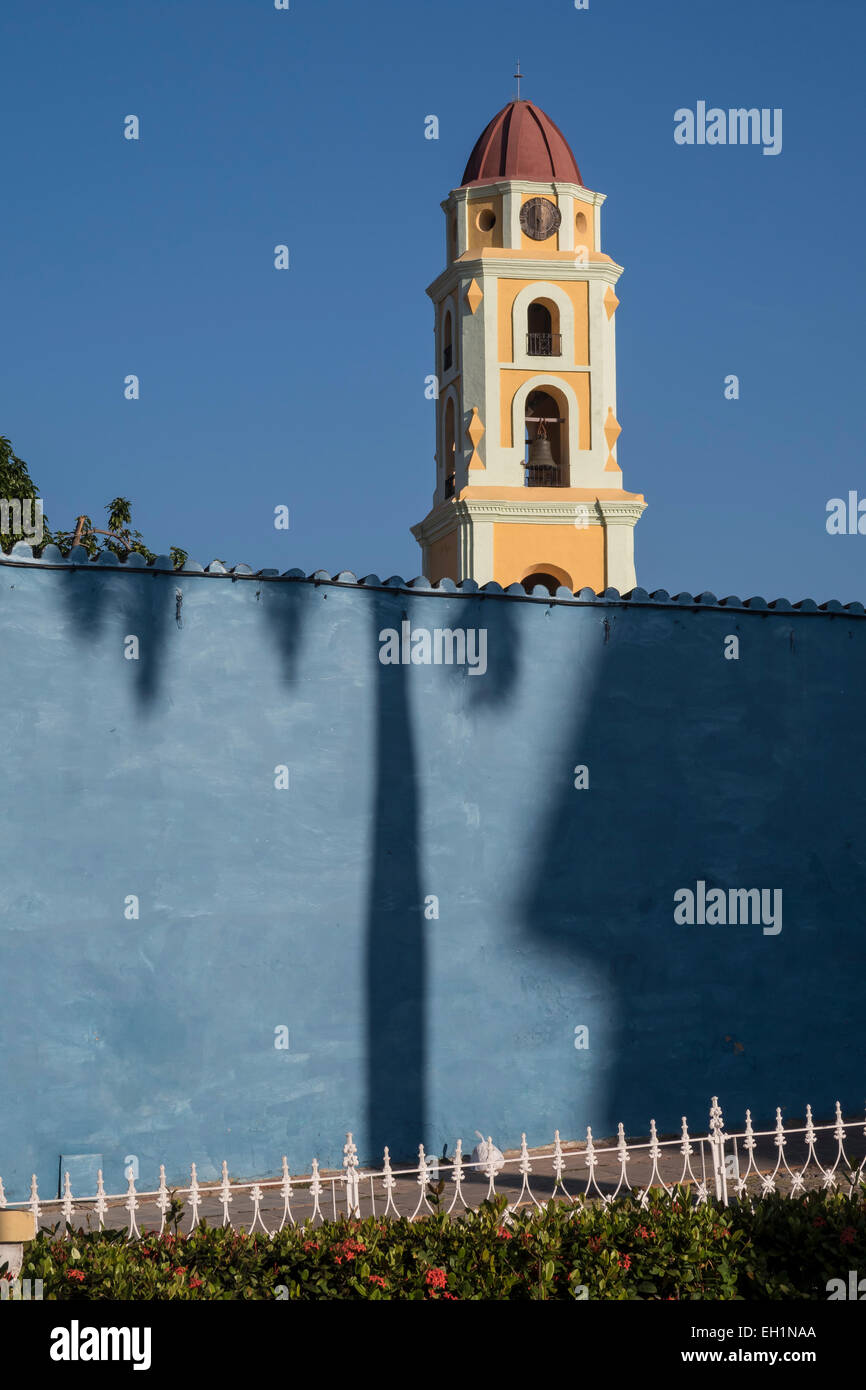 Der Glockenturm des Klosters, heute das Museo De La Lucha, Trinidad, erscheint oben eine blaue Wand im Plaza Mayor. Kuba. Stockfoto