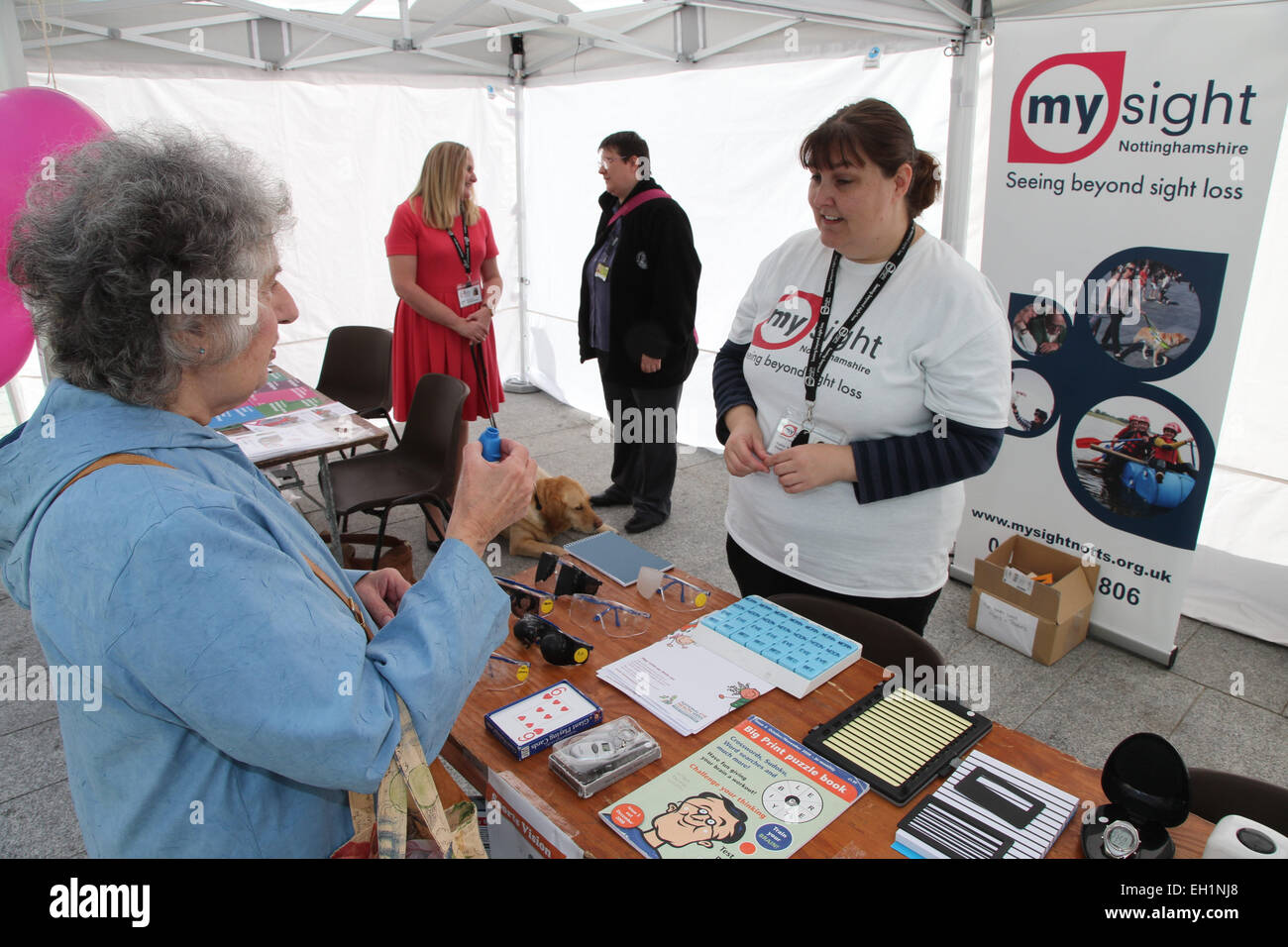 Informationen stand für sehbehinderte Menschen laufen durch Mysight, Nottingham Stockfoto