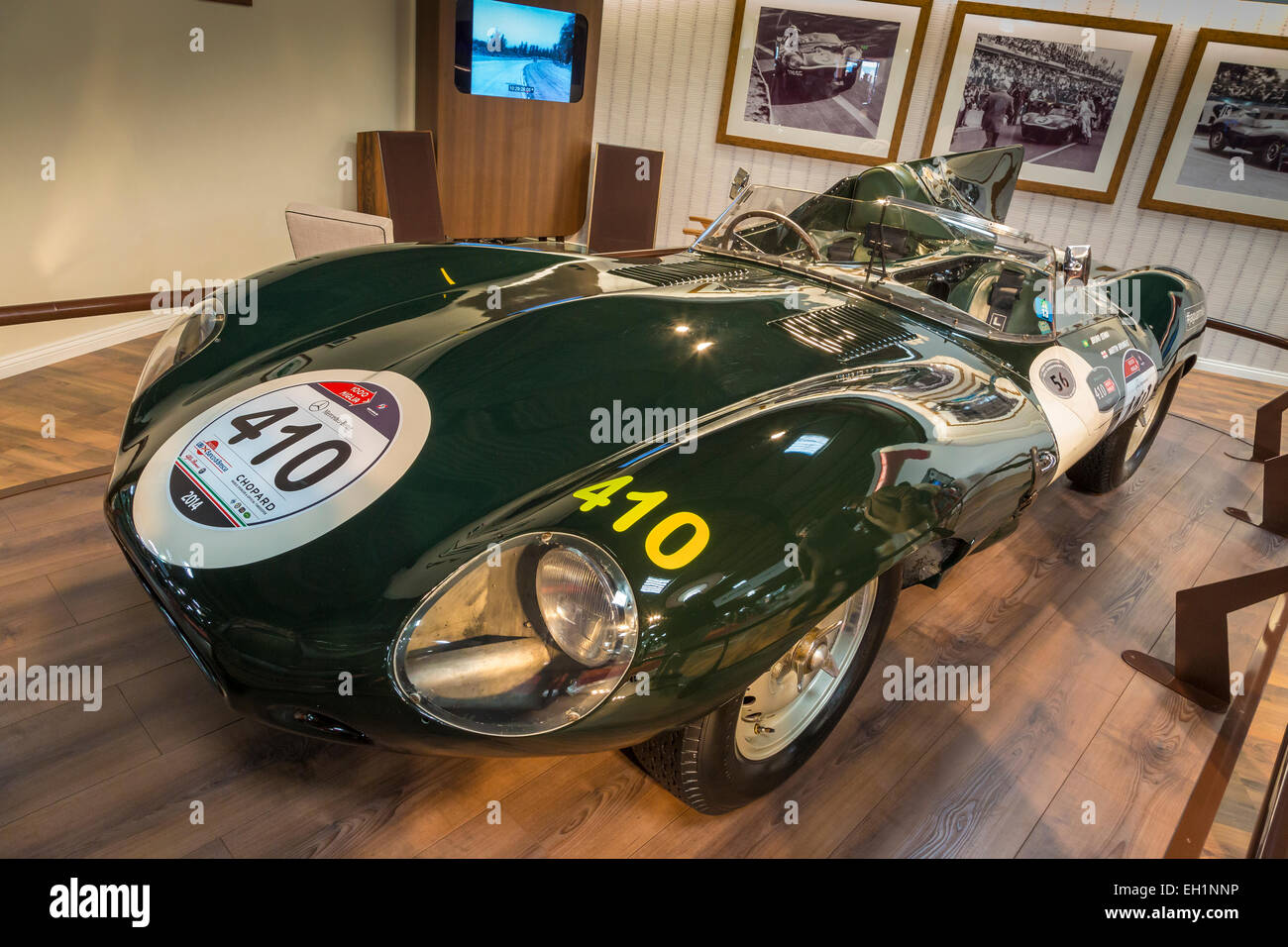 1955 Jaguar D-Type auf dem Display in der Earls Court Motorshow Reenactment, 2014 Goodwood REvival, Sussex, UK. Stockfoto