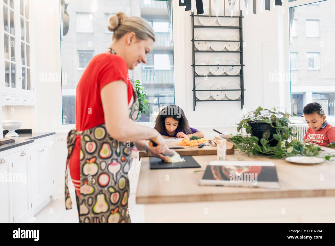 Mutter und Kinder studieren in Küche kochen Stockfotografie - Alamy