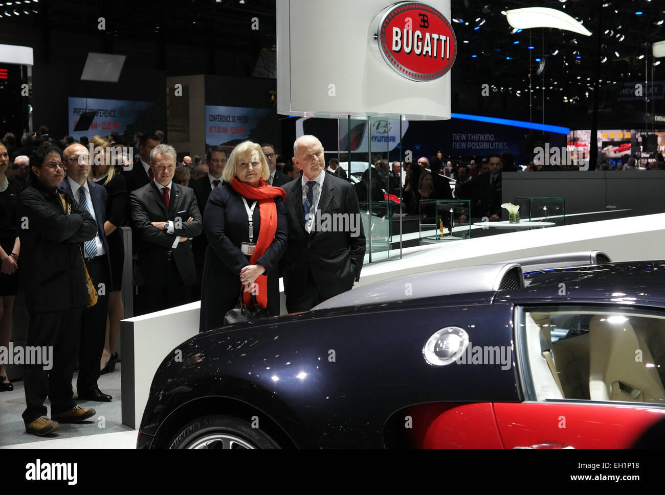 Genf, Schweiz. 3. März 2015. Ferdinand Karl Piech und seine Frau Ursula besuchen die Bugatti-Messestand auf der 85. internationalen Autosalon in Genf, Schweiz, 3. März 2015. Der 85. Genf International Motor Show läuft ab 05 bis 15. März 2015. Foto: Jörg Carstensen/Dpa - NO-Draht-SERVICE-/ Dpa/Alamy Live News Stockfoto