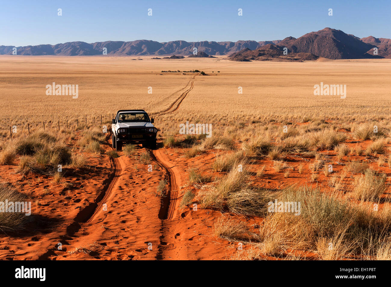 Pick-up fahren durch Wüstenlandschaft hinter den Tiras Bergen, Namibia Stockfoto