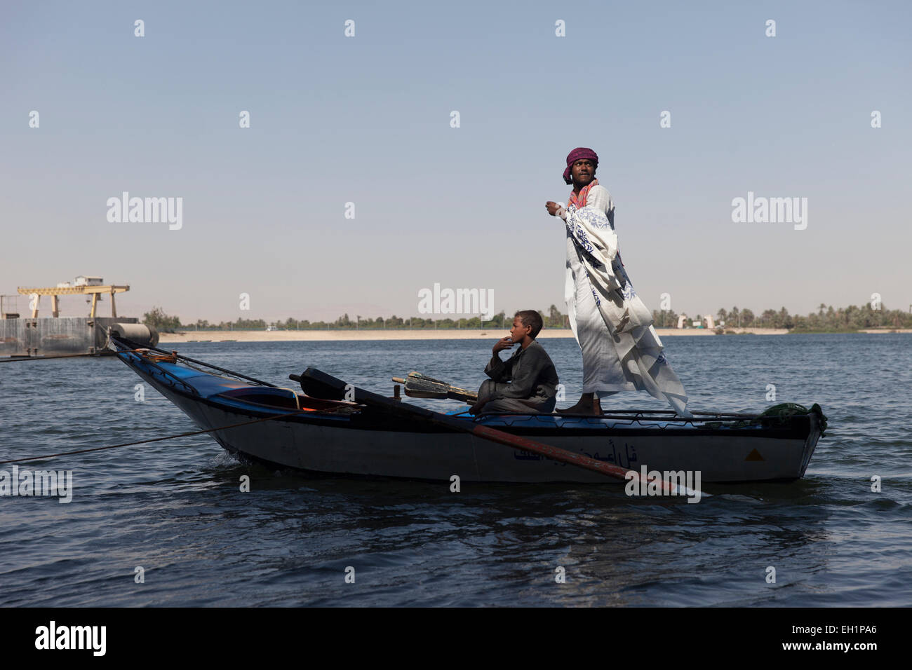 Junge Männer in der Hoffnung, Souvenirs an Touristen auf Kreuzfahrtschiffen auf dem Nil, Luxor, Ägypten zu verkaufen. Stockfoto