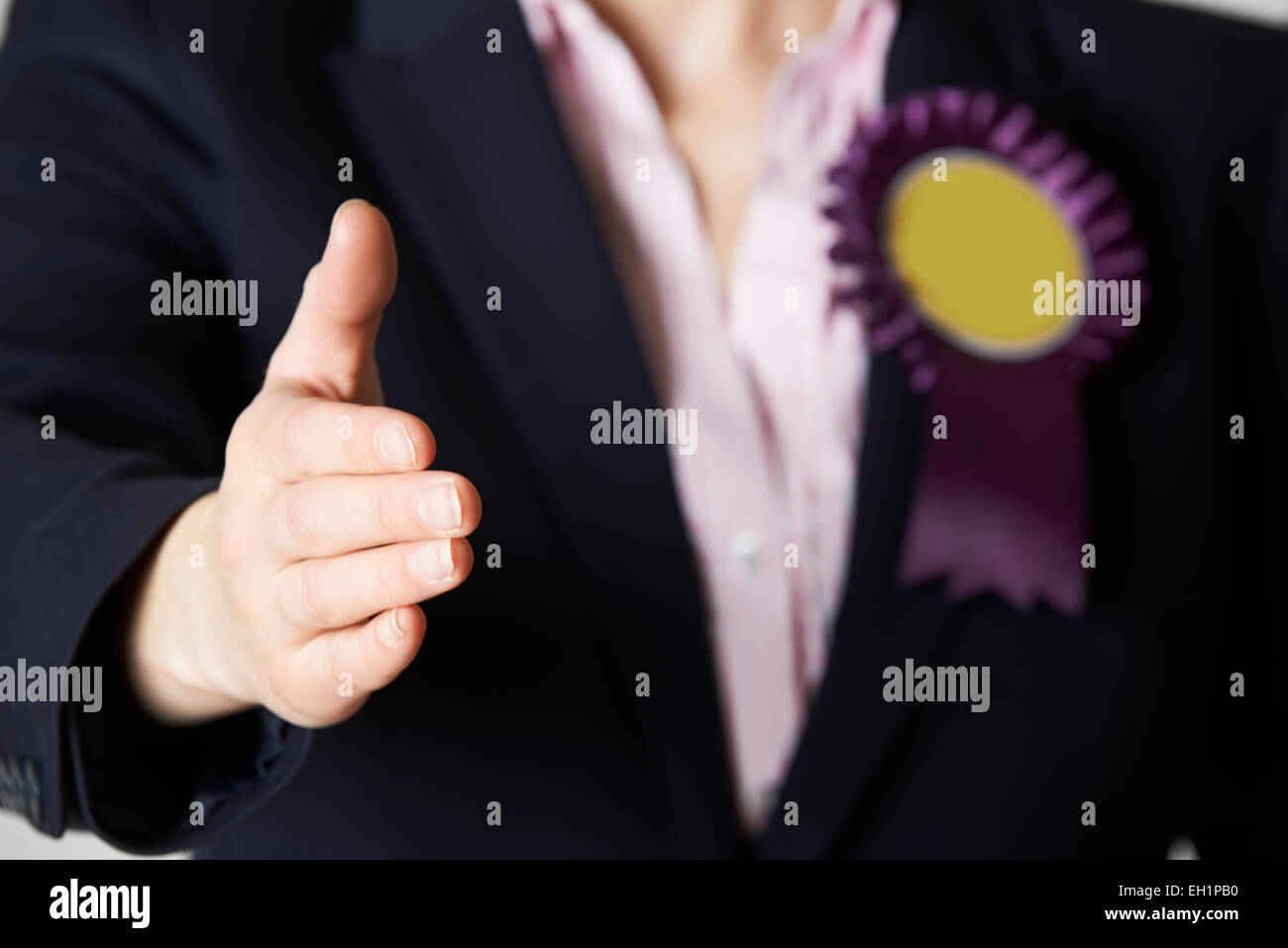 Nahaufnahme der Politikerin, die Hand auszustrecken Stockfoto