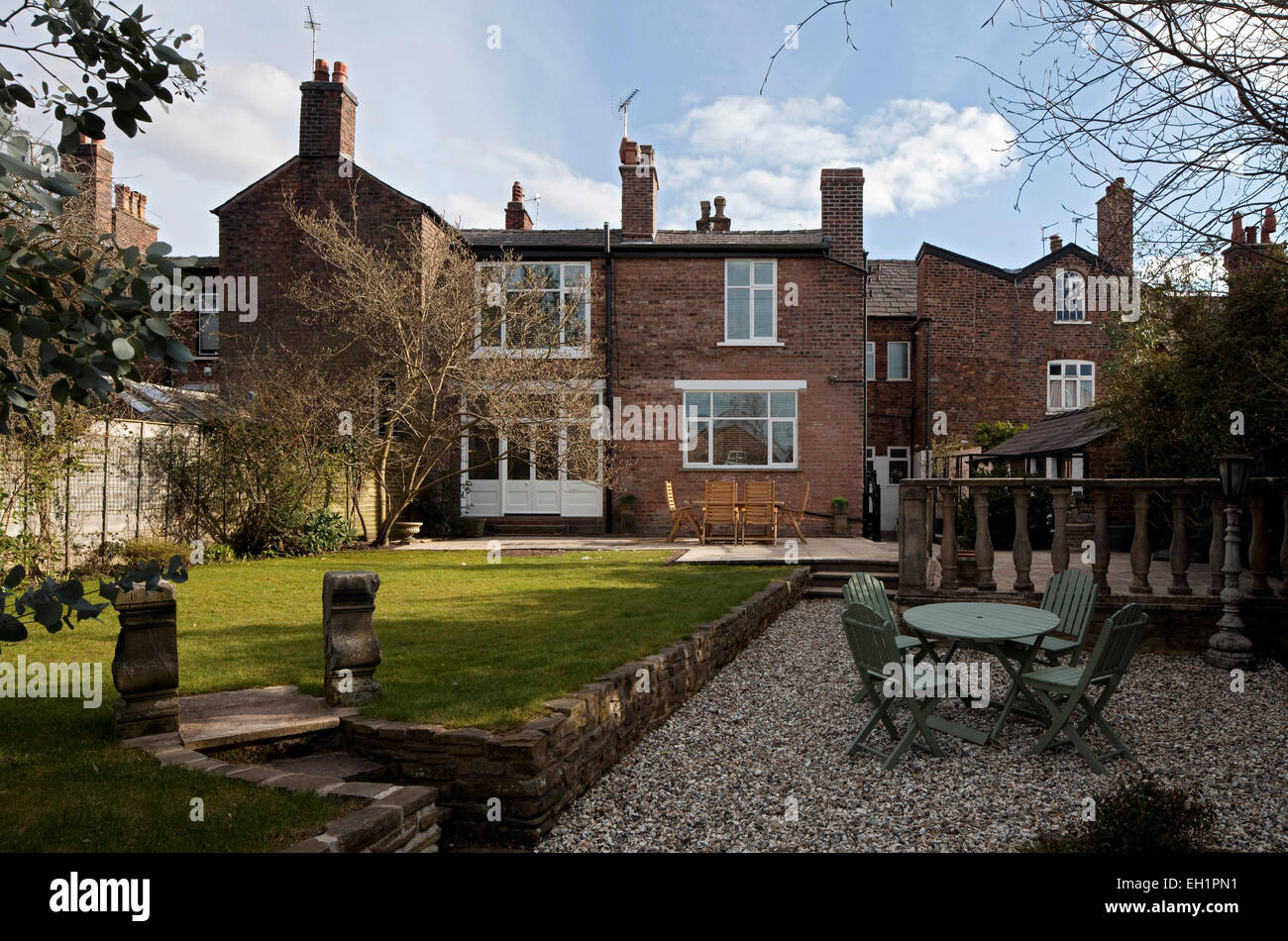 Zurück von Garten und Rasen des terrassenförmig angelegten Ziegelhaus, Macclesfield, Cheshire, England, UK Stockfoto