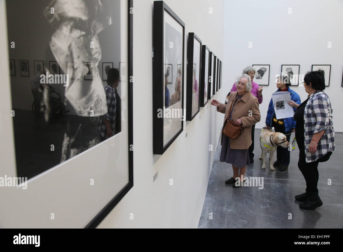 Blinden und sehbehinderten Menschen an Fotografie-Ausstellung in Nottingham Kunstaustausch Stockfoto