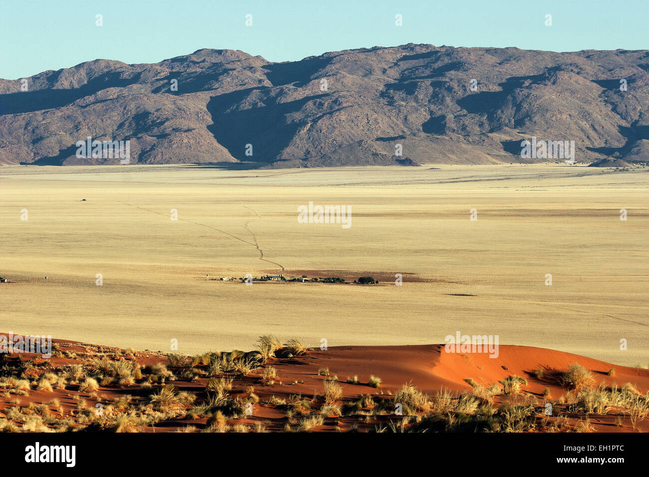 Blick auf die Sanddünen der südlichen Ausläufer der Namib-Wüste und Gunsbewys Farm, Tiras Bergen auf der Rückseite, Namibia Stockfoto