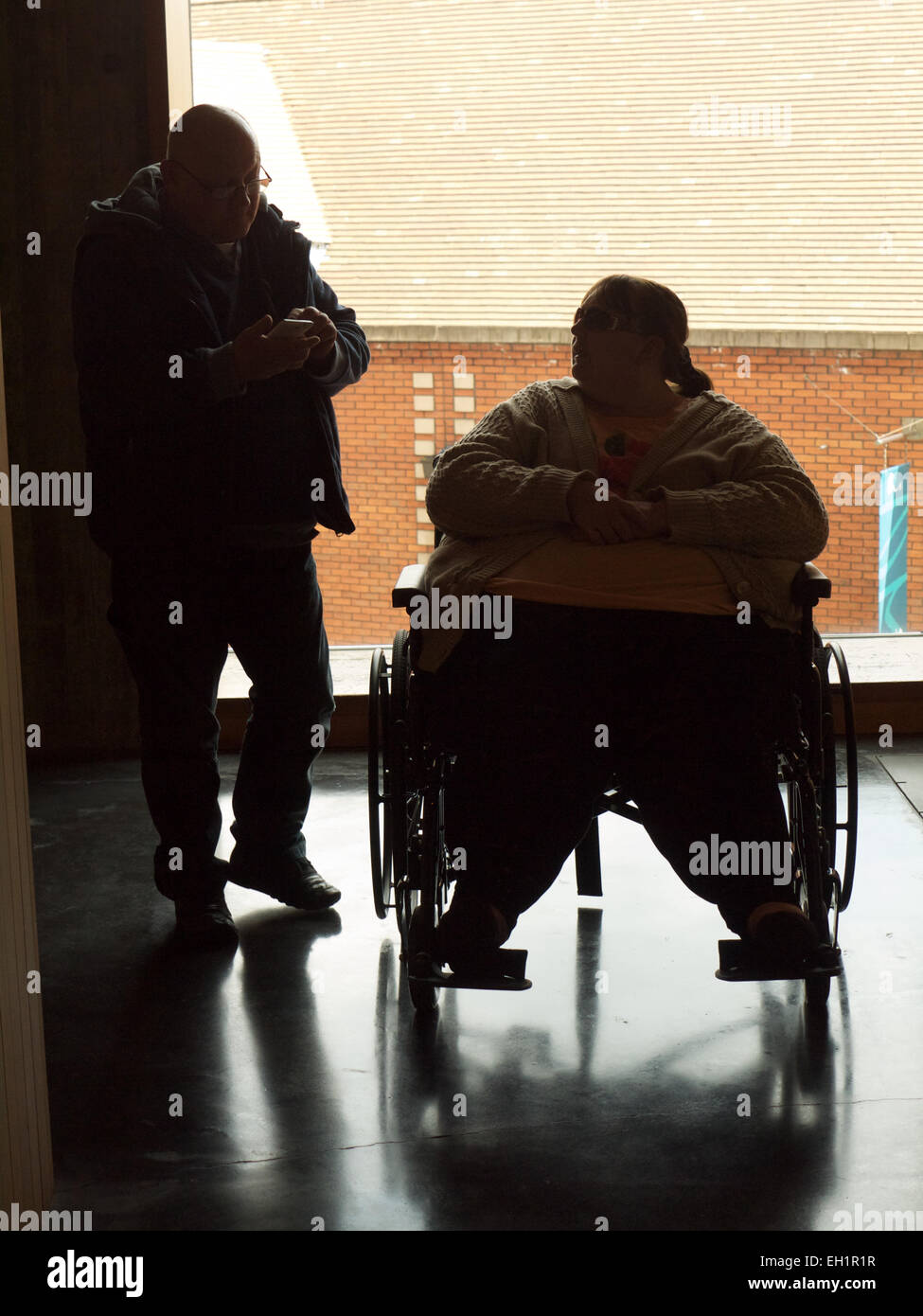 Blinden und sehbehinderten Menschen bei Skulpturenausstellung in Walsall Art Gallery Stockfoto
