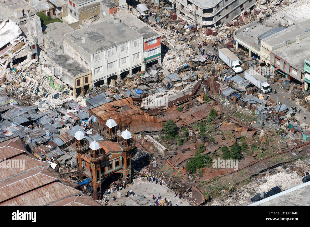 Luftaufnahmen der Schäden verursachte das Erdbeben Markt Port Au Prince, Haiti, 22. Januar 2010 zu bügeln. Stockfoto