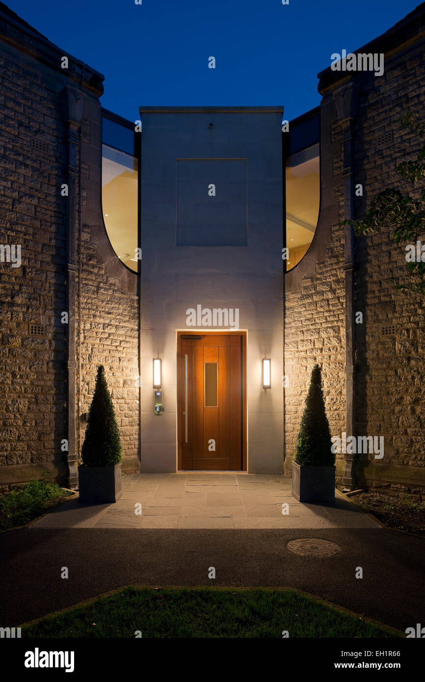 Merton College, Universität Oxford, Hörsaal und Rezeption Bereich. Außen in der Abenddämmerung des Merton College. Steinmauern und dezente Beleuchtung. Stockfoto