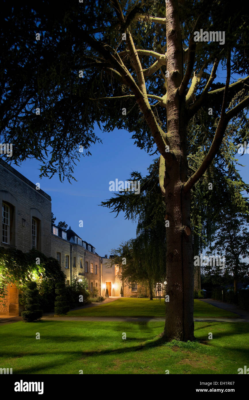 Merton College, Universität Oxford, Hörsaal und Rezeption Bereich. Gartenbereich mit beleuchteten Baum Stockfoto