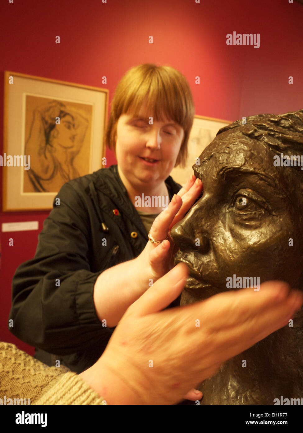 Blinden und sehbehinderten Menschen bei Skulpturenausstellung in Walsall Art Gallery Stockfoto