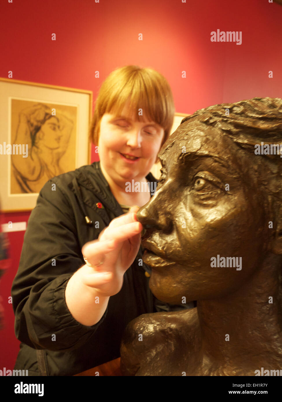 Sehbehinderte Frau am Skulpturenausstellung in Walsall Art Gallery Stockfoto
