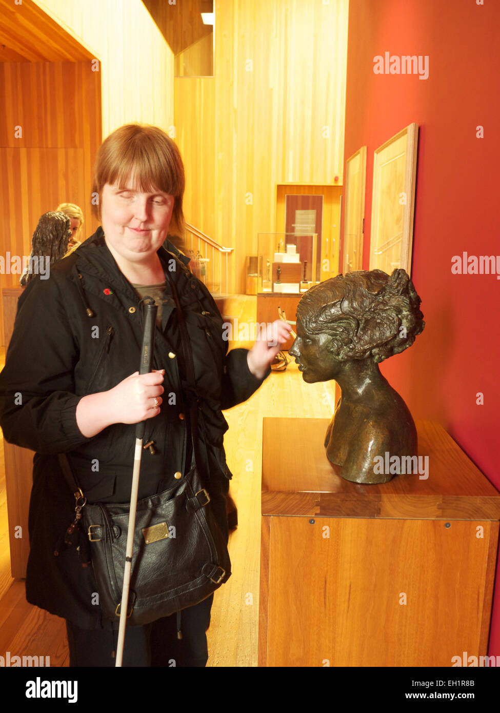 Sehbehinderte Frau am Skulpturenausstellung in Walsall Art Gallery Stockfoto