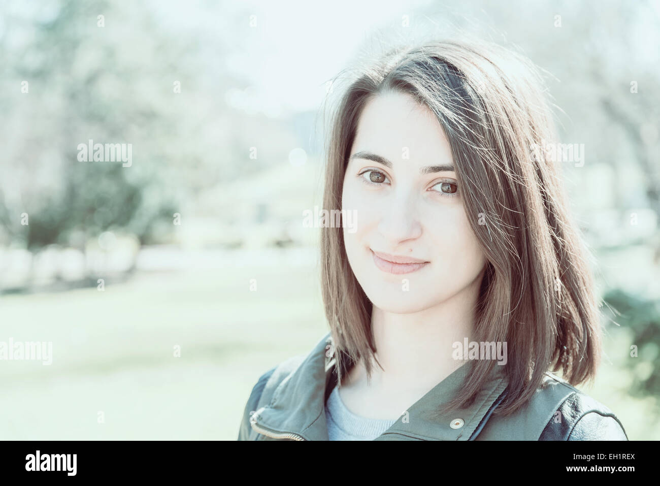 Vintage-Effekt von schönen Mädchen Portrait Lächeln im Park Stockfoto