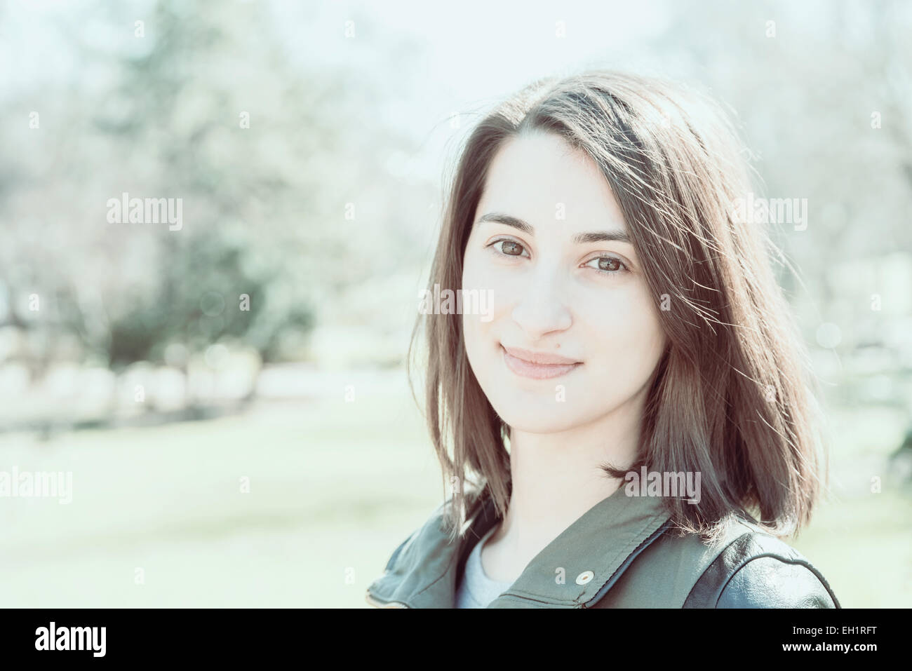 Vintage-Effekt von schönen Mädchen Portrait Lächeln im Park Stockfoto