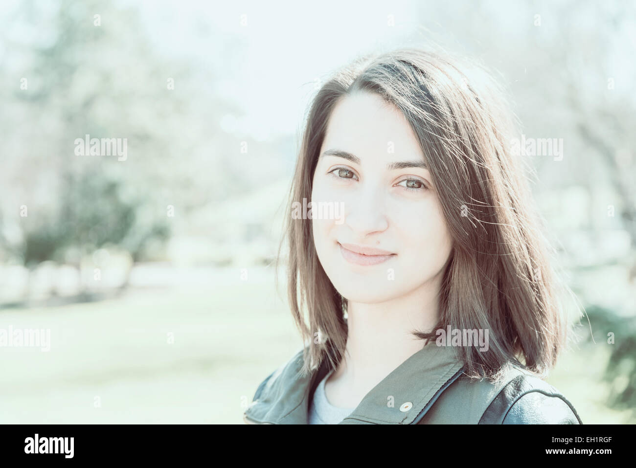 Vintage-Effekt von schönen Mädchen Portrait Lächeln im Park Stockfoto