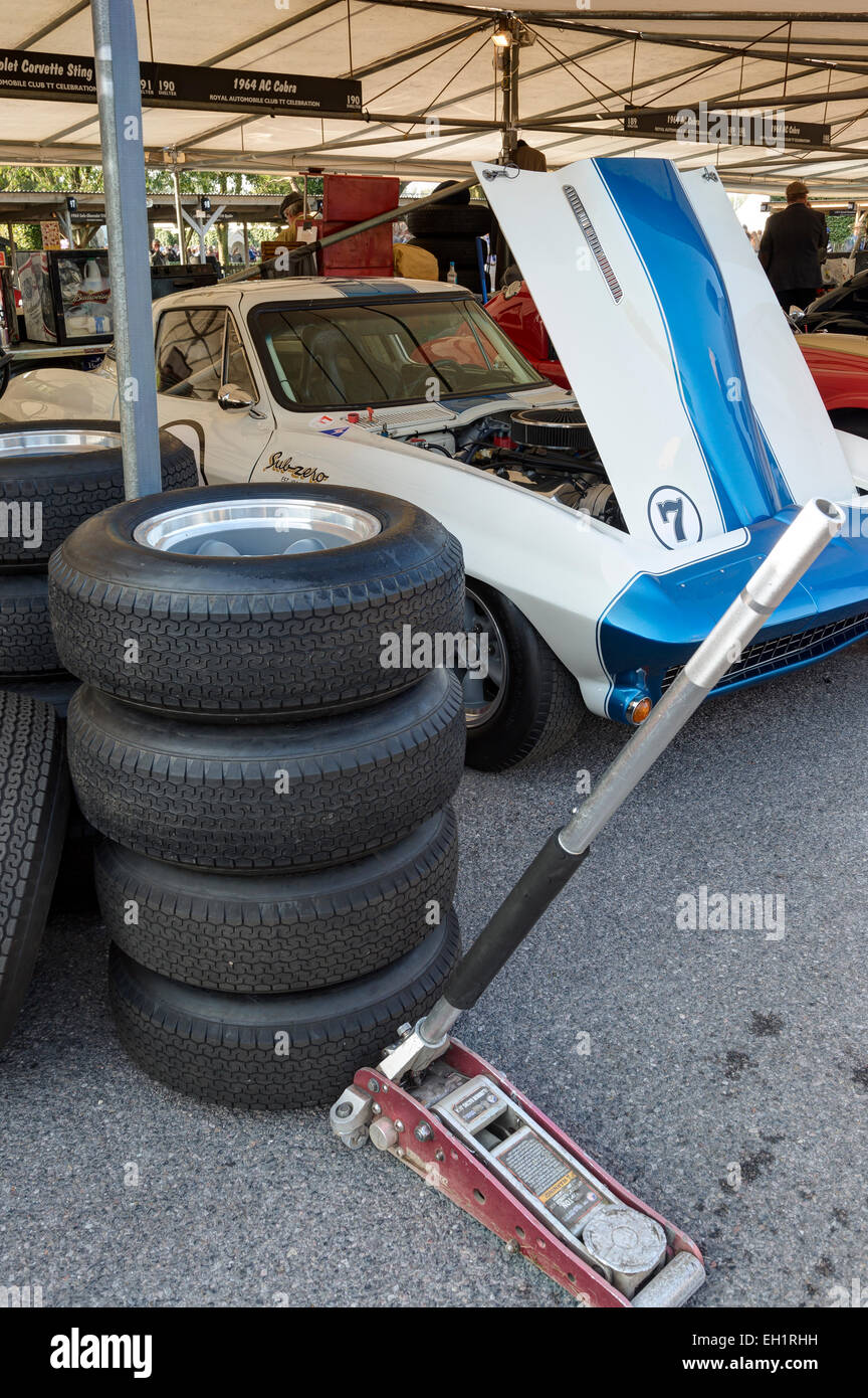Reifen sind vorbereitet für die 1965 Chevrolet Corvette Stingray in der Koppel, 2014 Goodwood Revival, Sussex, UK. Stockfoto