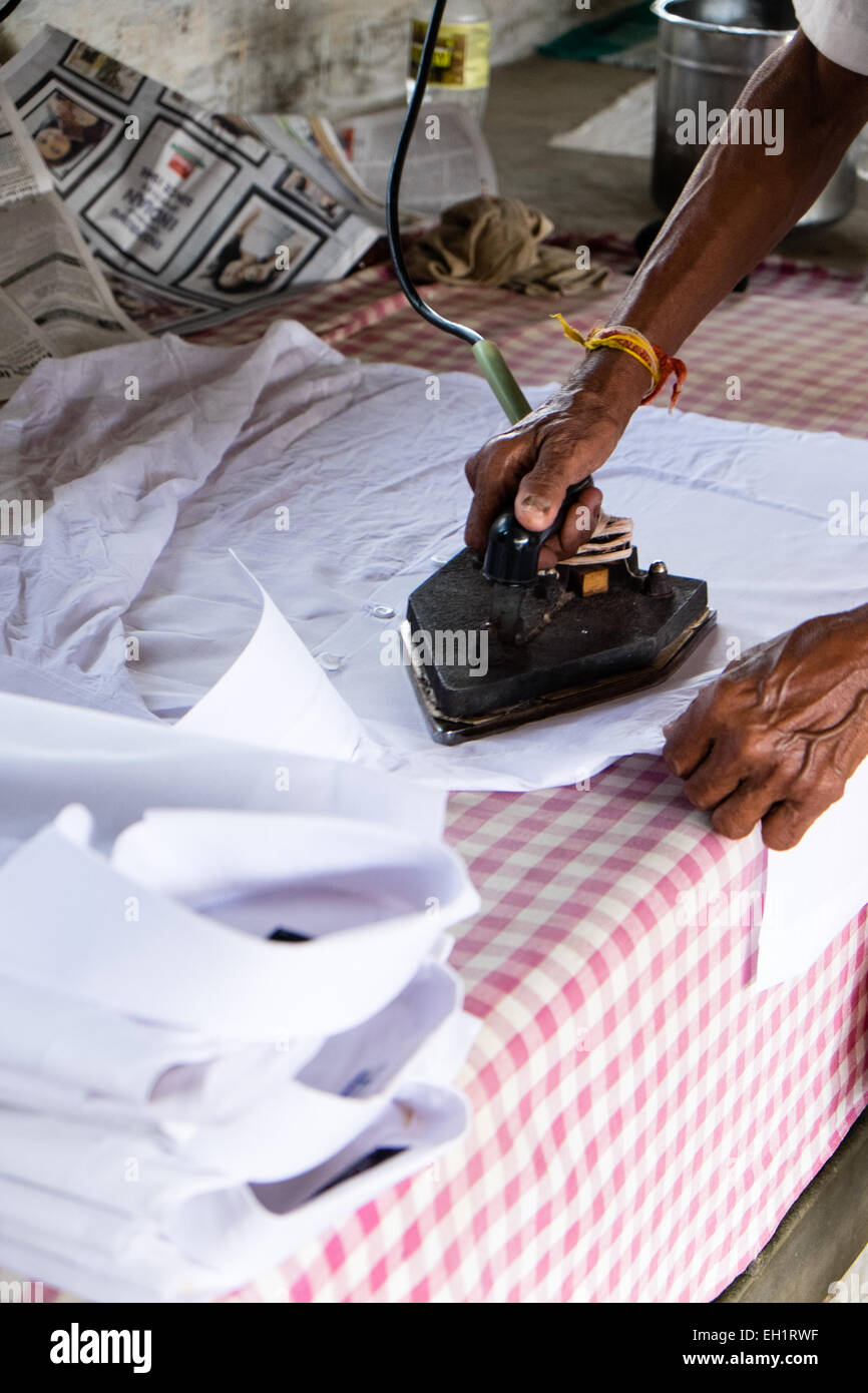 Dhobi waschen und Bügeln der Wäsche (Haus) Cochin, Indien Stockfoto