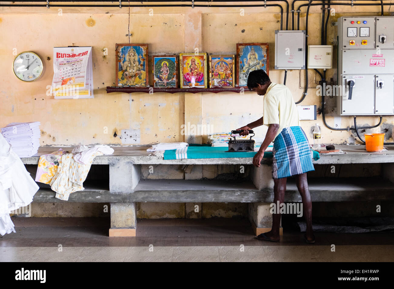 Dhobi waschen und Bügeln der Wäsche (Haus) Cochin, Indien Stockfoto
