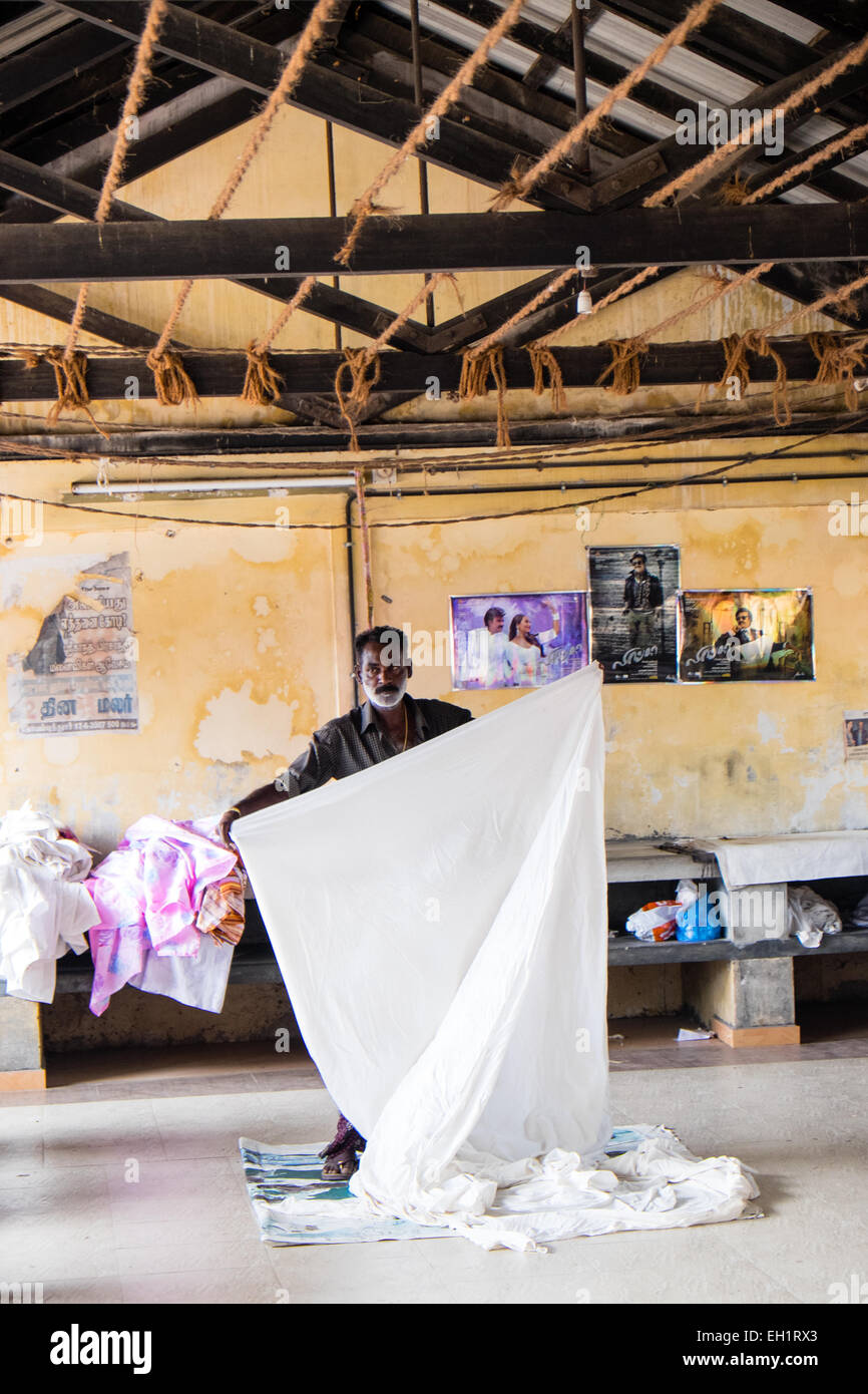 Dhobi waschen und Bügeln der Wäsche (Haus) Cochin, Indien Stockfoto