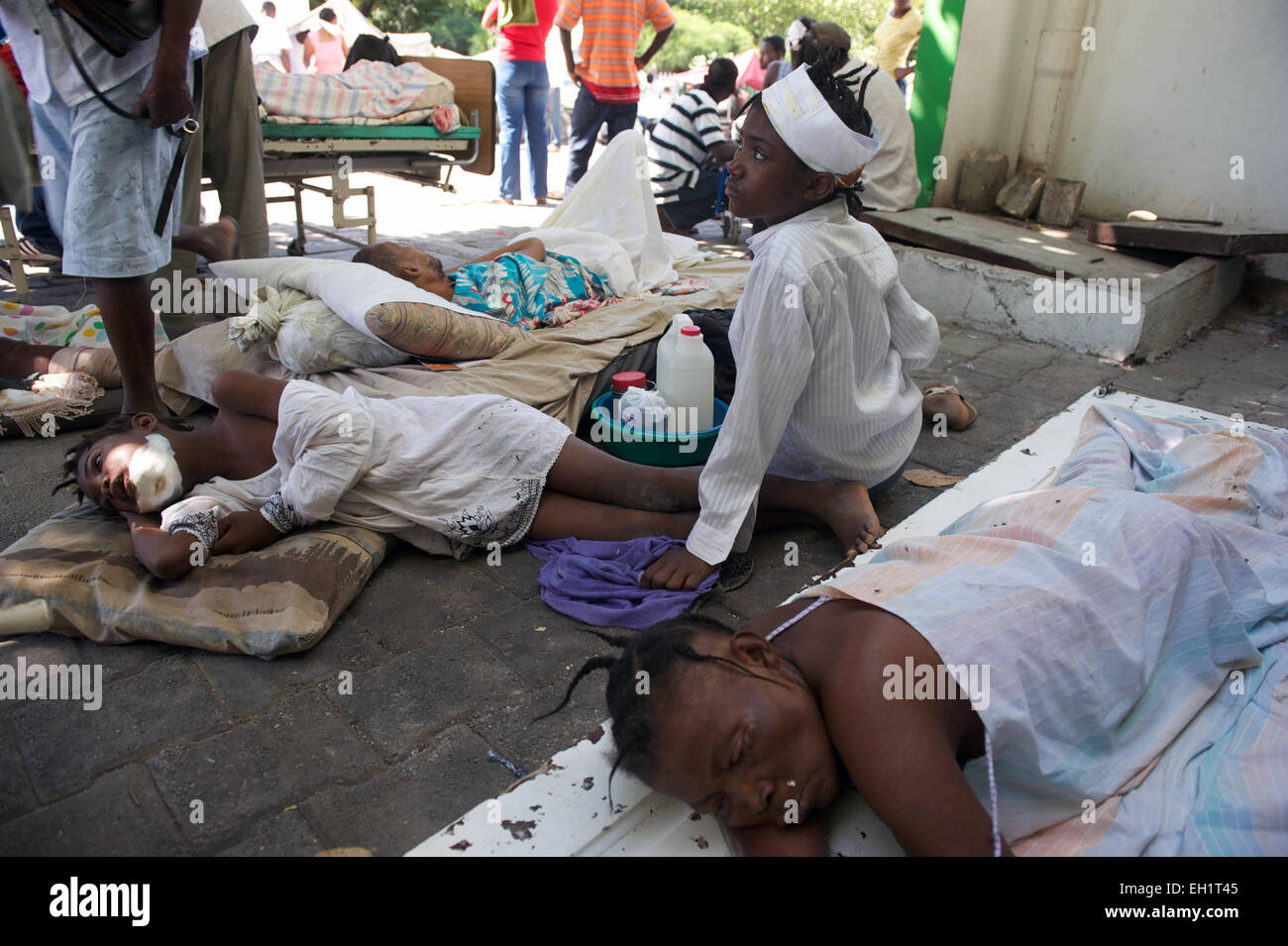 Verletzten Erdbebenopfer außerhalb der größte Krankenhaus Chirurgie in Port-au-Prince, Haiti, 15. Januar 2010 warten. Stockfoto