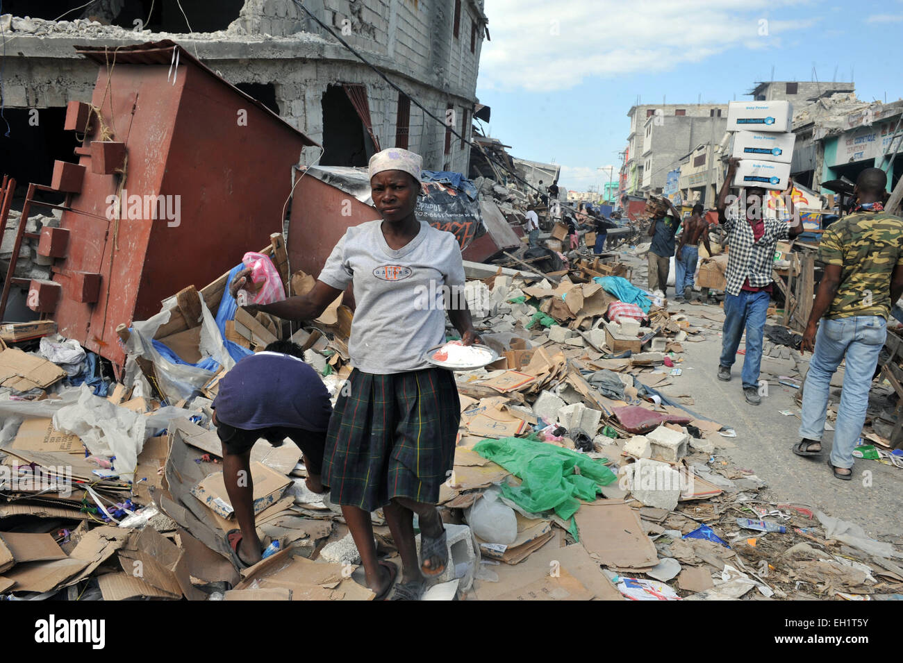 Erdbeben-Überlebenden waren von Geschäften in Port Au Prince, Haiti, 17. Januar 2010 erholt. Stockfoto