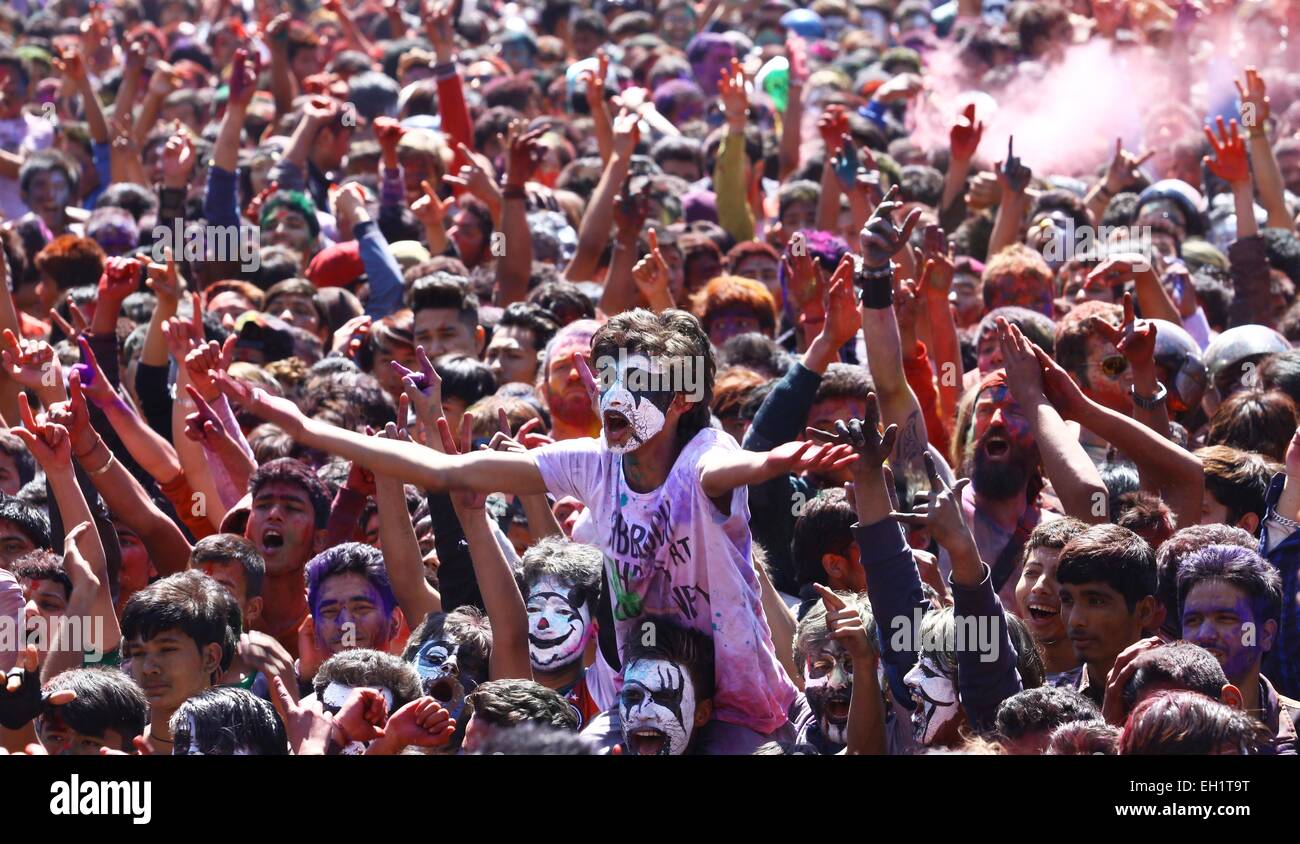 Kathmandu. 5. März 2015. Nepalesen feiern Holi-fest in Kathmandu, Nepal am 5. März 2015. Holi, auch bekannt als fest der Farben, wird zu Beginn des Frühlings gefeiert. © Sunil Sharma/Xinhua/Alamy Live-Nachrichten Stockfoto