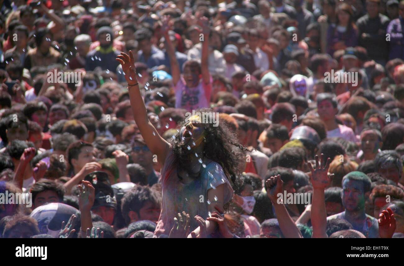Kathmandu. 5. März 2015. Nepalesen feiern Holi-fest in Kathmandu, Nepal am 5. März 2015. Holi, auch bekannt als fest der Farben, wird zu Beginn des Frühlings gefeiert. © Sunil Sharma/Xinhua/Alamy Live-Nachrichten Stockfoto