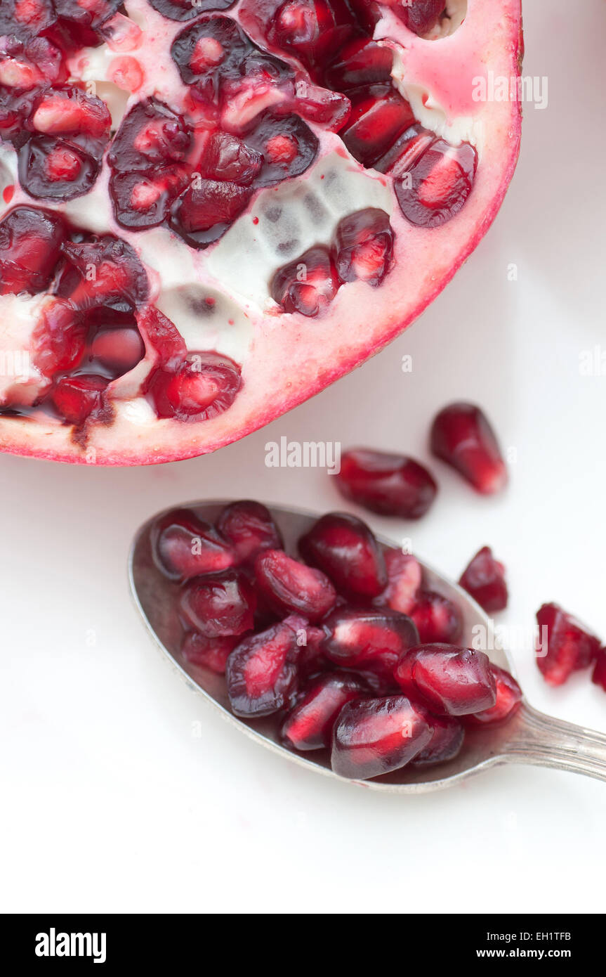 Frische saftige Granatapfel-Frucht mit Samen hautnah. Stockfoto