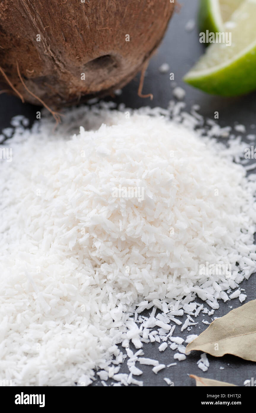 Kokosraspeln ganze Kokosnuss, Lorbeerblätter und Kalk. Stockfoto