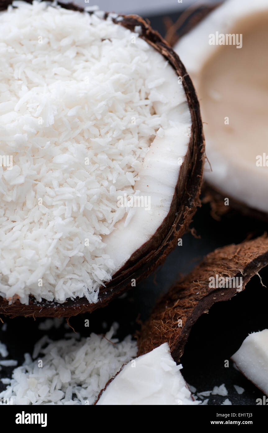Kokosraspeln in einer halben Kokosnuss. Stockfoto