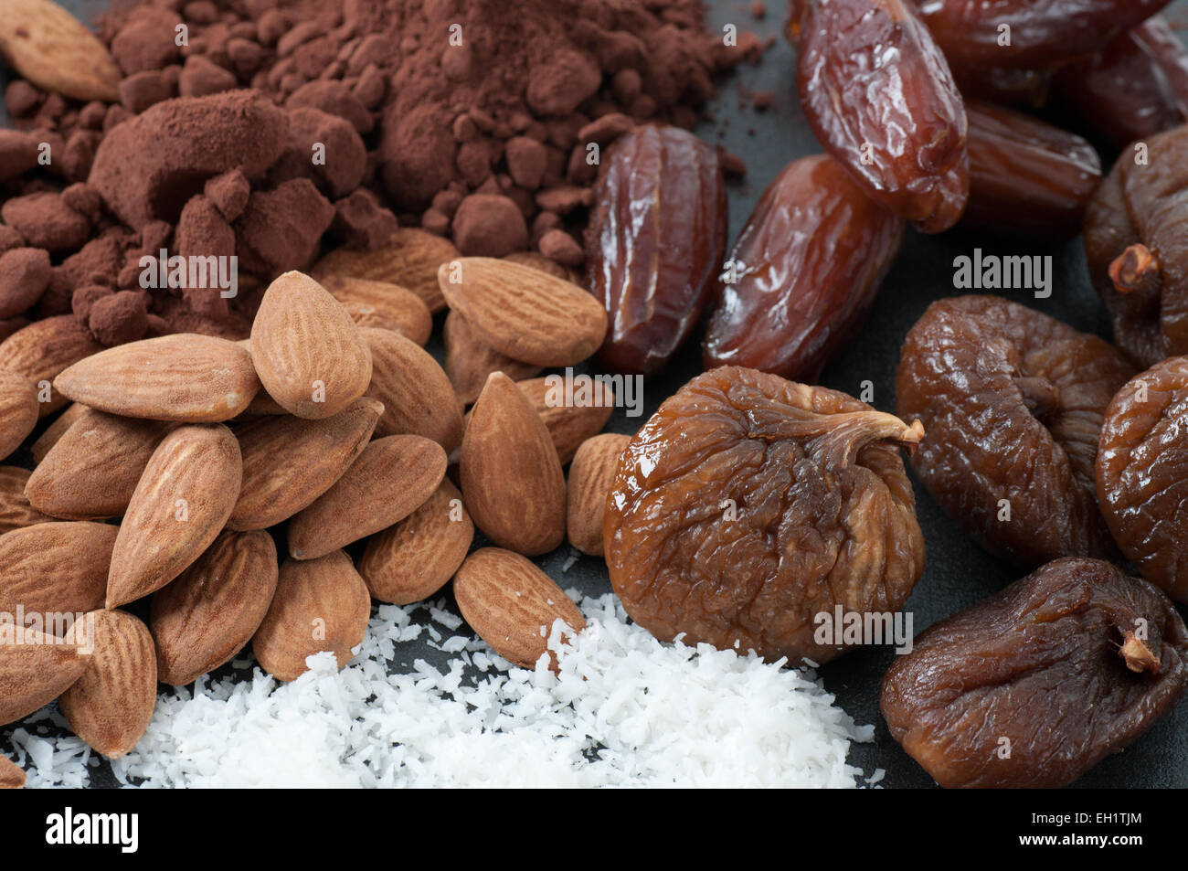 Kakao, Mandeln, getrocknete Datum, getrocknete Feigen und geriebenem Cocos. Stockfoto