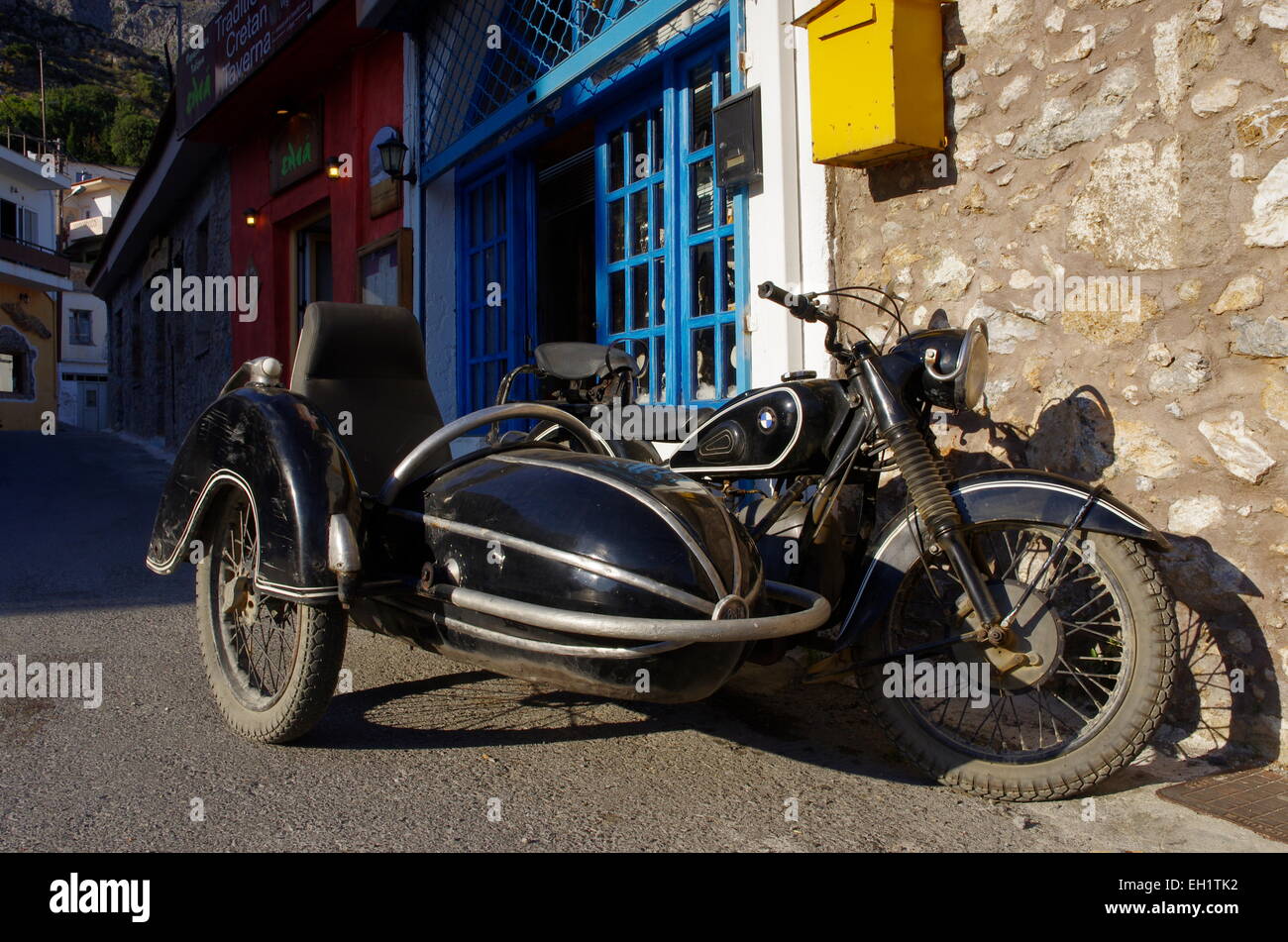 Altes BMW Motorrad und Beiwagen. Vintage schwarze Motorrad Beiwagen in  Crete Dorf. Bike Biker Stockfotografie - Alamy