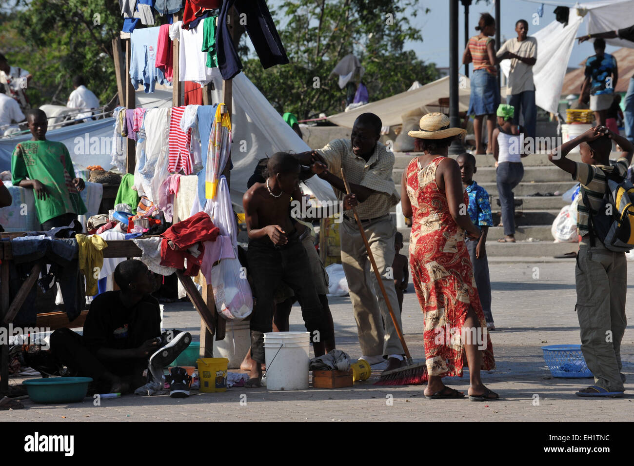 Erdbeben-Überlebenden kämpfen in Port Au Prince, Haiti, 17. Januar 2010. Stockfoto