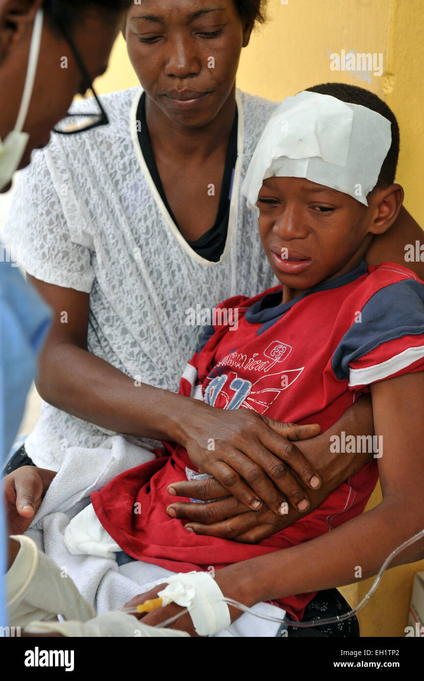 Verletzten Erdbebenopfer außerhalb der größte Krankenhaus Chirurgie in Port-au-Prince, Haiti, 15. Januar 2010 warten. Stockfoto