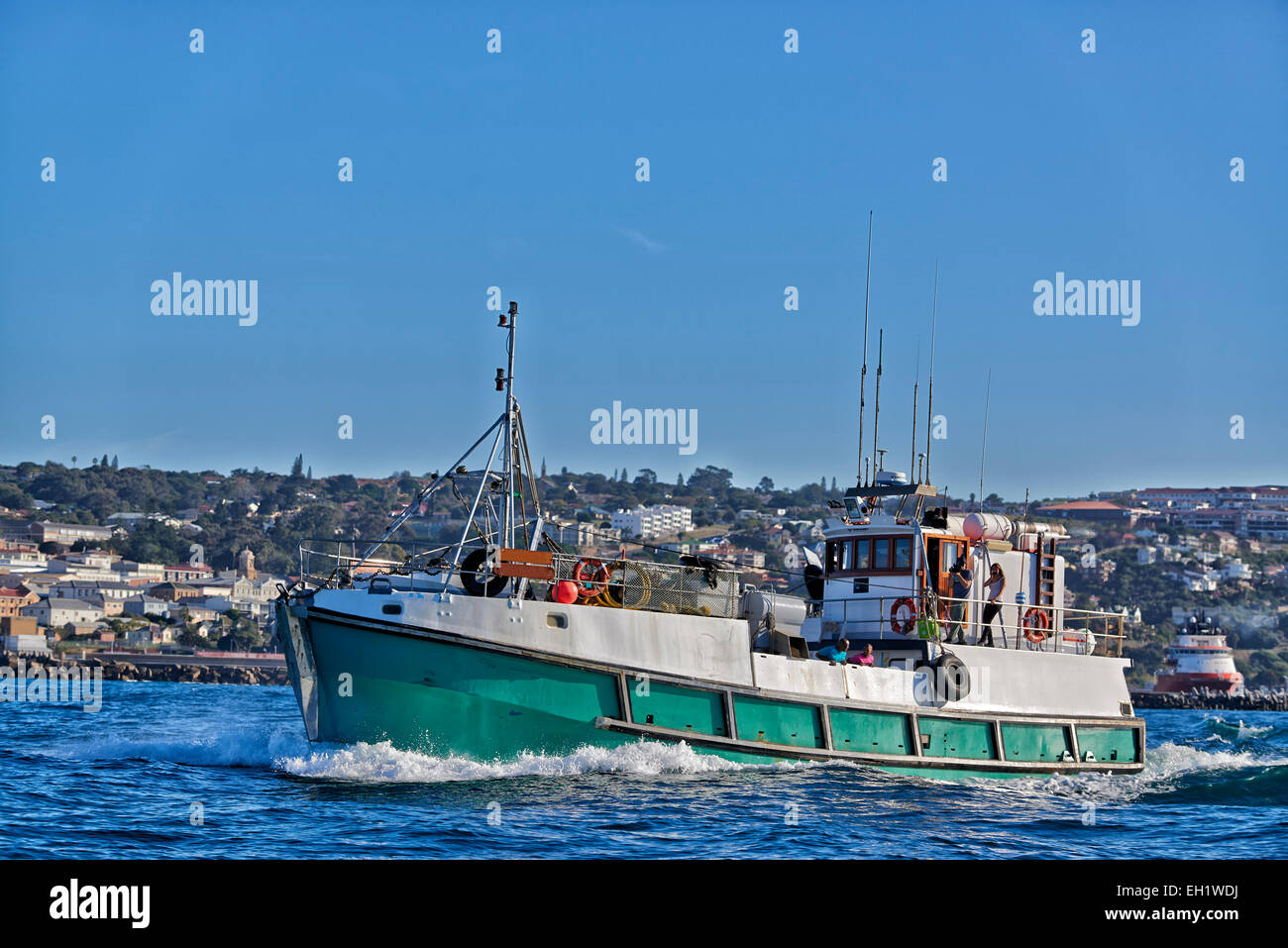 Fischereifahrzeug abläuft, gehen Sie auf Sardinen Angeln, Mossel Bay, Western Cape, Südafrika Stockfoto
