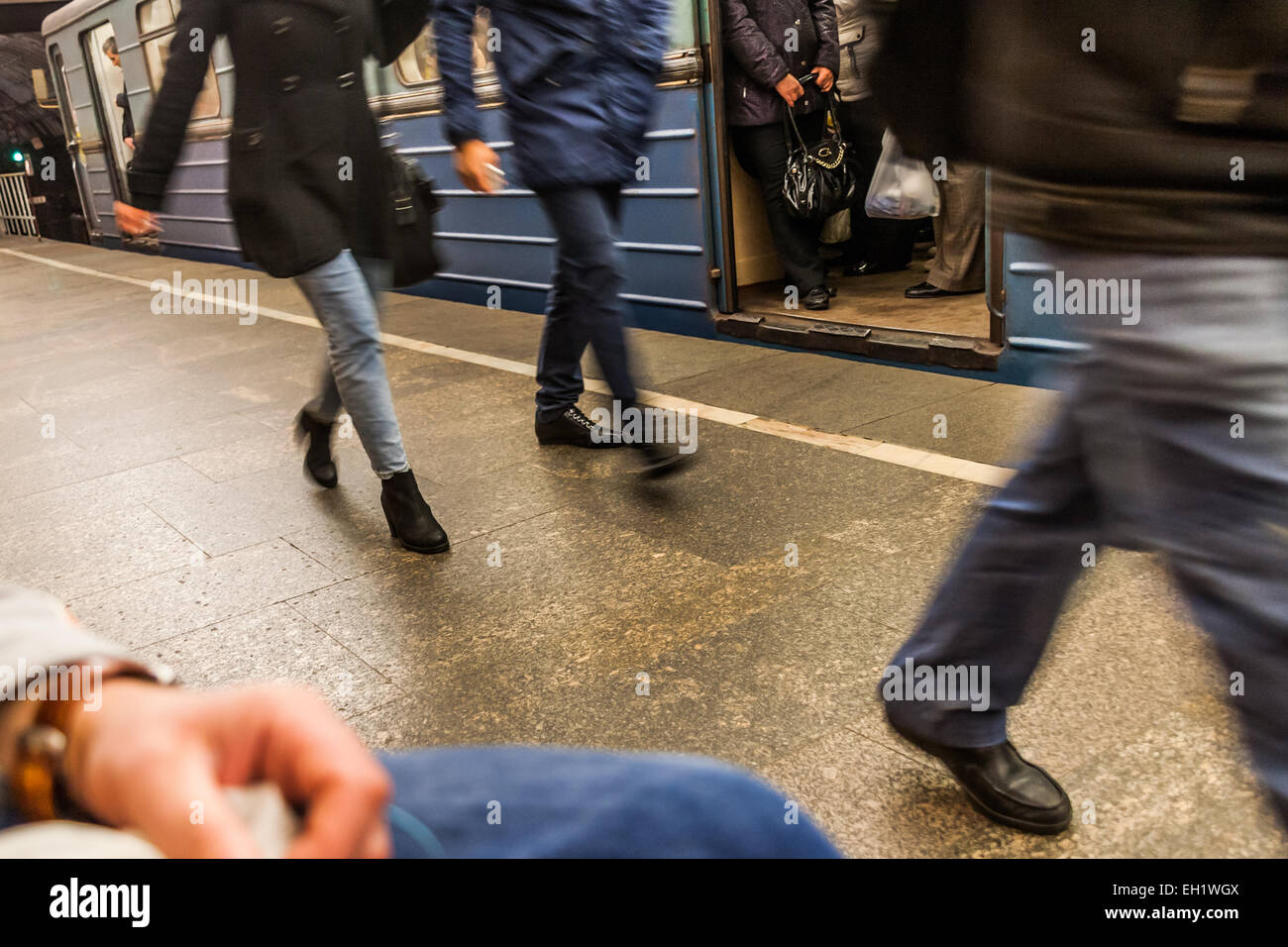 die angekommenen Passagiere der u-Bahn schnell ändern oder eine Ausfahrt in die Stadt Stockfoto