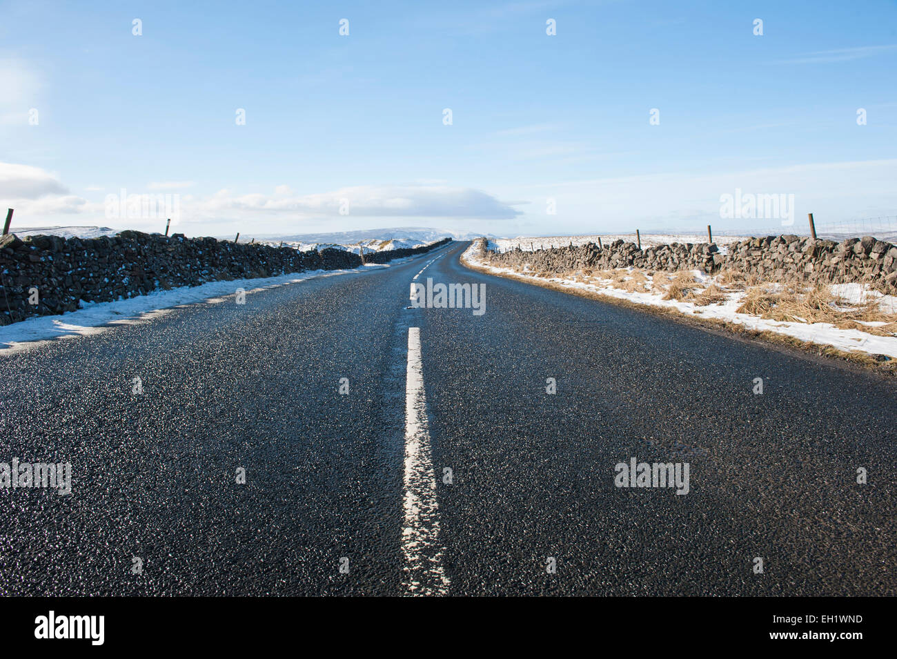 Landstraße gehen in Ferne durch englische ländliche Winterszene Stockfoto