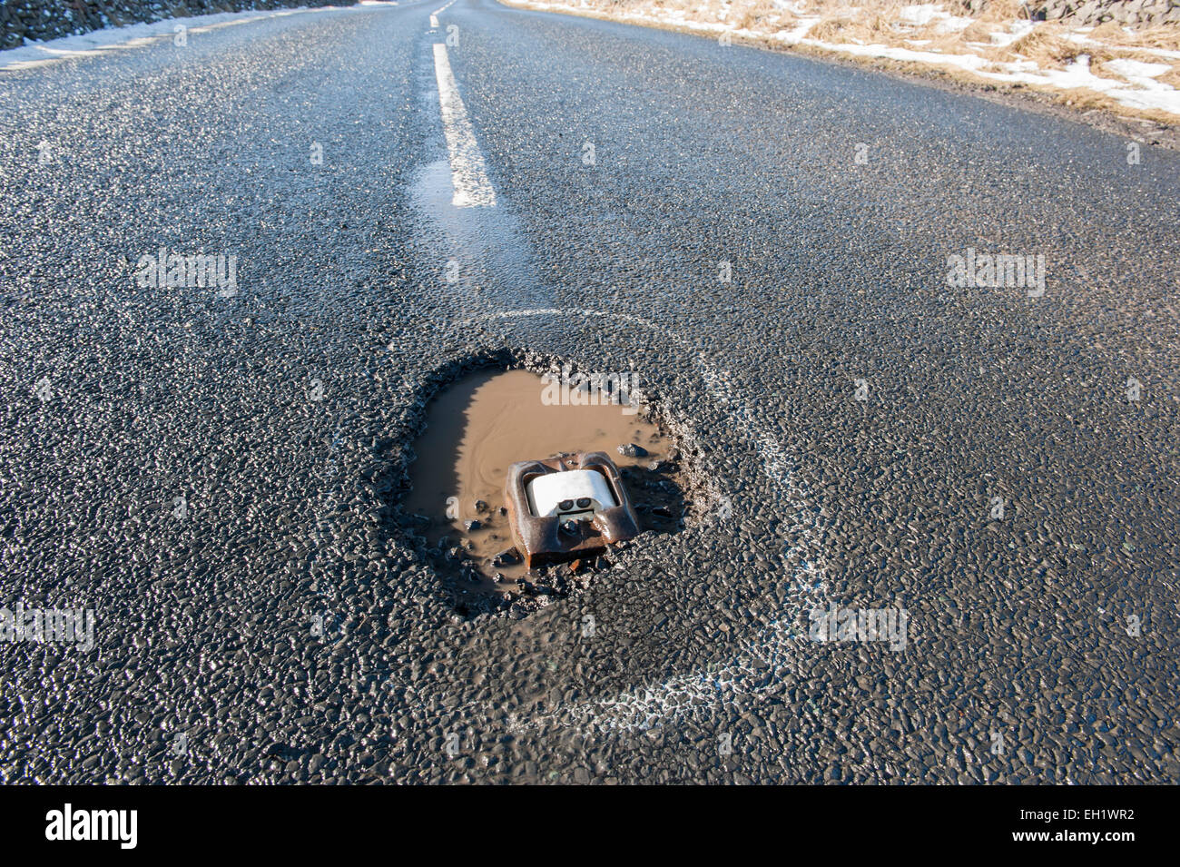 Landstraße gehen in Ferne durch englische ländliche Winterszene Stockfoto