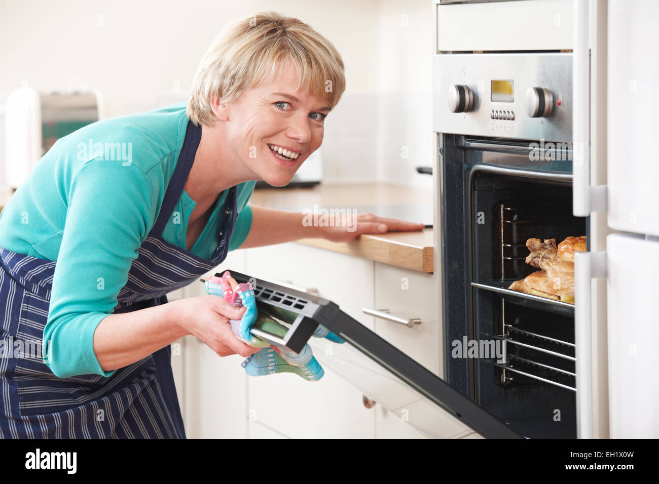 Brathähnchen im ofen -Fotos und -Bildmaterial in hoher Auflösung – Alamy