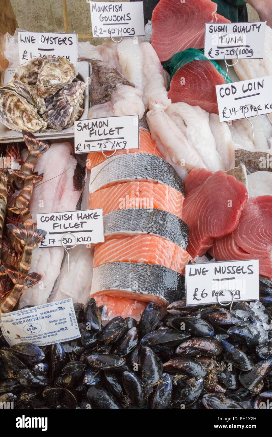 Frische Austern, Seeteufel, Thunfisch, Kabeljau, Miesmuscheln, Seehecht und Lachs auf Fischgeschäft Stall an der Priory Farm, Nutfield, Surrey, UK. Stockfoto