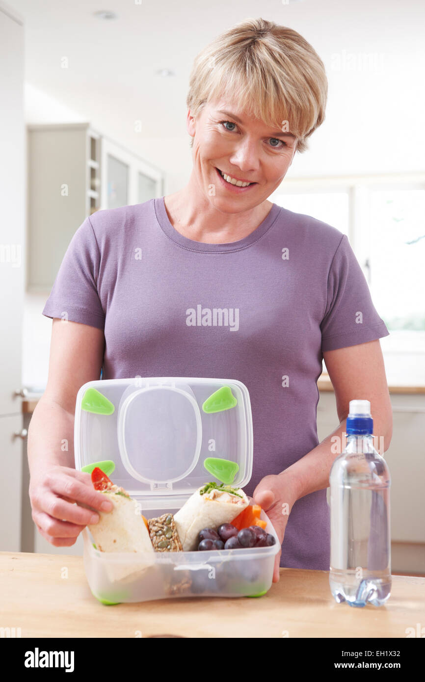 Mutter bereitet gesunde Lunchbox In Küche Stockfoto