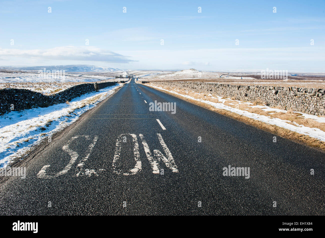 Landstraße gehen in Ferne durch englische ländliche Winterszene Stockfoto