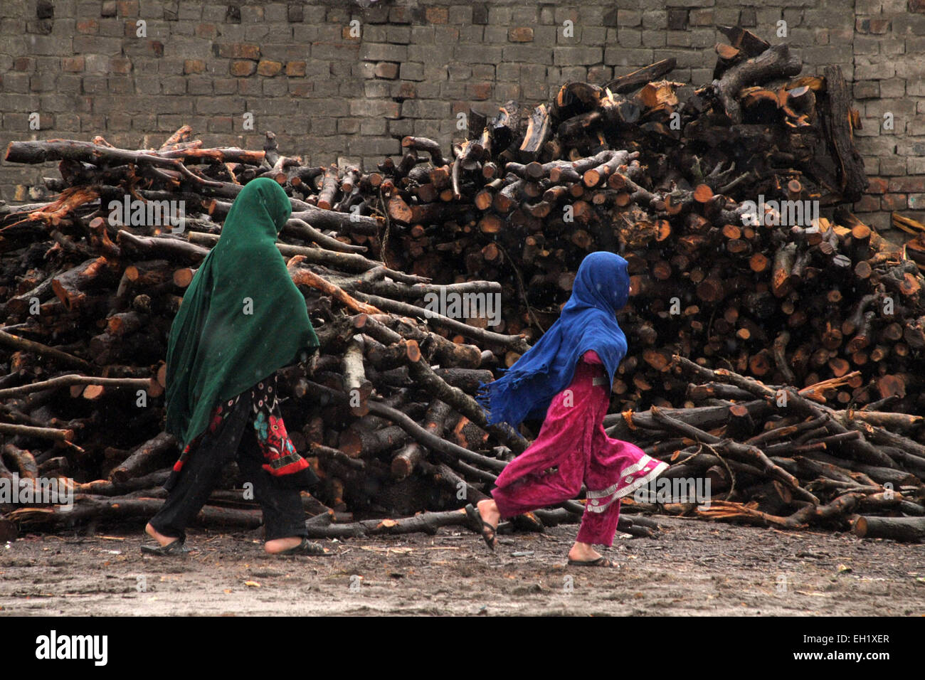 Charsadda. 5. März 2015. Mädchen spielen in einem Slum am Stadtrand von Nordwesten Pakistans Charsadda am 5. März 2015. © Umar Qayyum/Xinhua/Alamy Live-Nachrichten Stockfoto